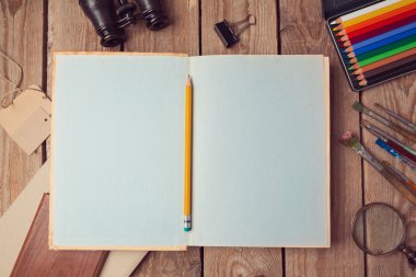 Açık kitap sayfaları kadar alay