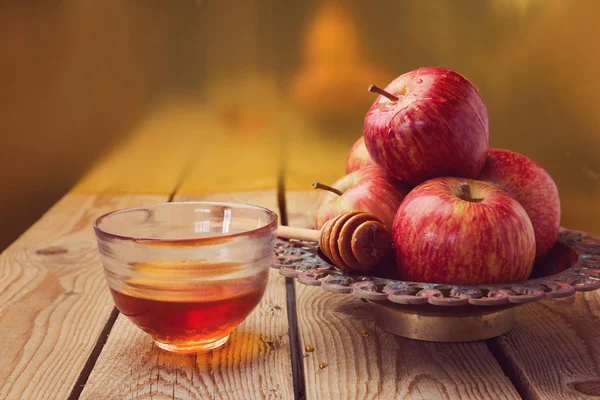 Яблоко и мед на золотом фоне — стоковое фото