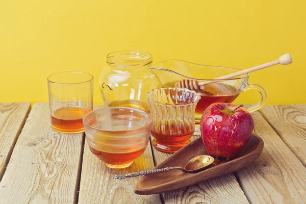 Honey jars and apple — Stock Photo, Image