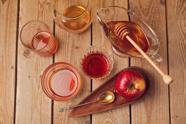 Honey jars and apple — Stock Photo, Image