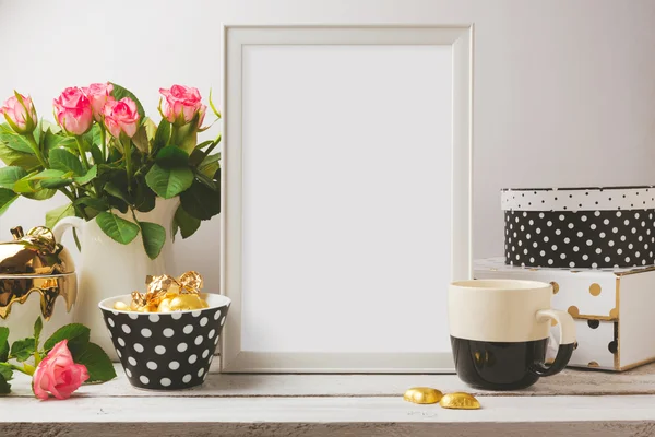 Modelo de cartaz com objetos femininos — Fotografia de Stock