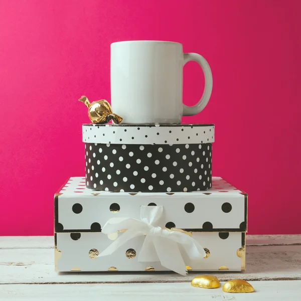 Cup mock up with polka dots boxes — 图库照片