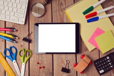 Tablet şablon okul malzemeleri ile alay etmek