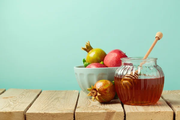 Honey jar and pomegranate — Stock Photo, Image