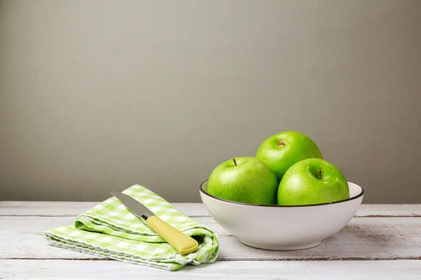 Grüne frische Äpfel — Stockfoto