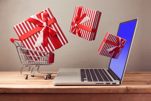 Conceito de compras online com laptop — Fotografia de Stock