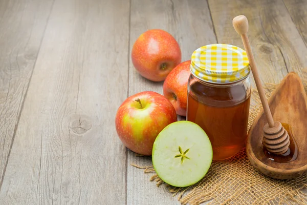 Tarro de manzana y miel sobre madera — Foto de Stock