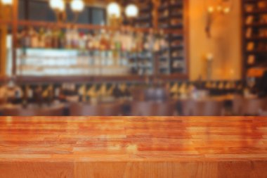 Ahşap masa üzerinde bulanık bar