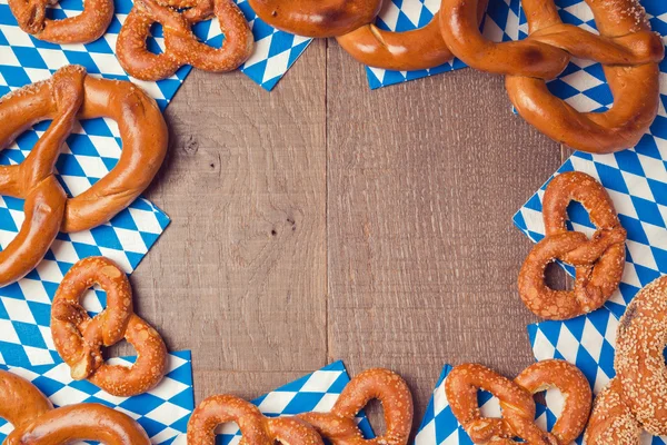 Placa de madeira e pretzels — Fotografia de Stock