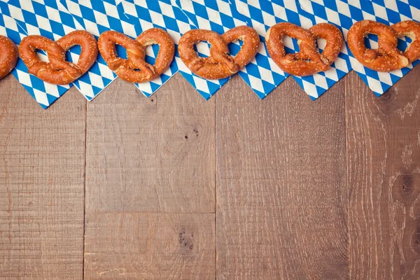 椒盐卷饼和餐巾与巴伐利亚旗模式 — 图库照片