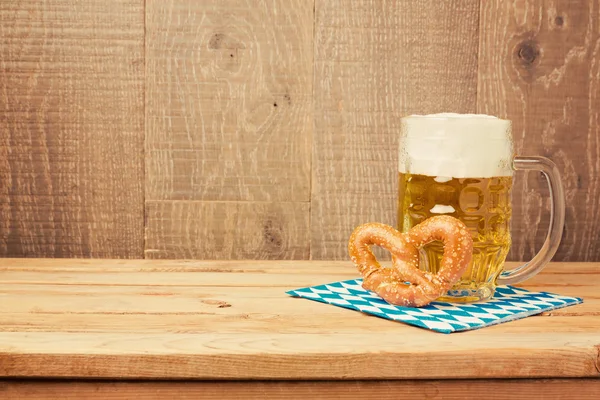 Beer glass and pretzel — Stock Photo, Image