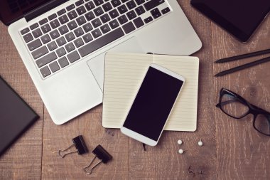 Smartphone şablon office güvertede sahte