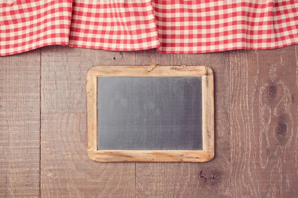 Rode gecontroleerd tafellaken en schoolbord — Stockfoto