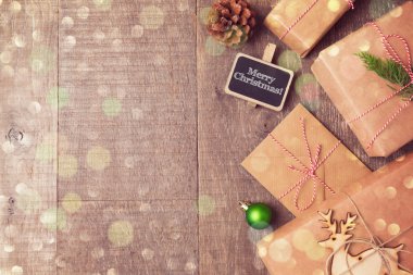 Ahşap arka planda Noel hediyeleri
