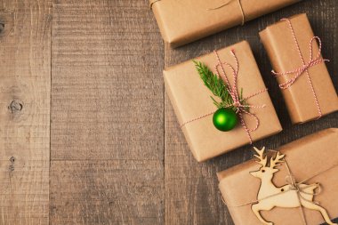 Ahşap arka planda Noel hediyeleri