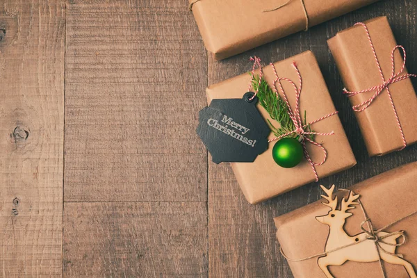 Presentes de Natal em fundo de madeira — Fotografia de Stock