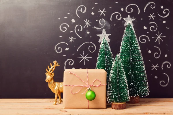 Dekoracje świąteczne i pudełko prezentów — Zdjęcie stockowe