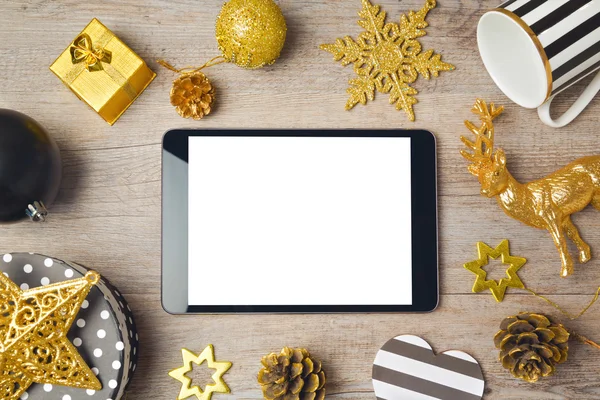 Fondo de Navidad con tableta y decoraciones — Foto de Stock