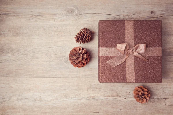 Vánoční dárková krabička s borovice kukuřice — Stock fotografie