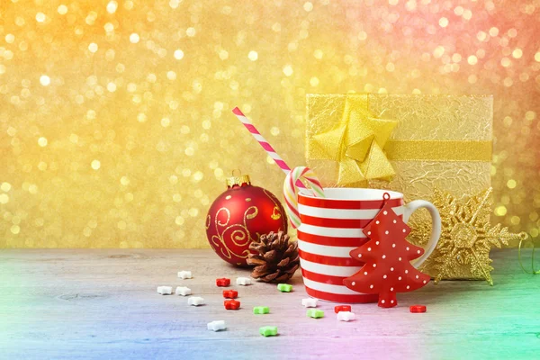 Decorazioni natalizie e tazza — Foto Stock