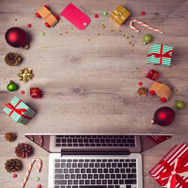 Dizüstü bilgisayar ile Noel süsleri