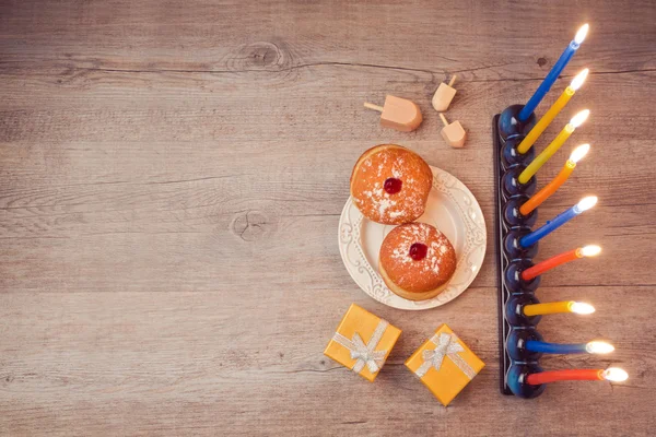 Menorah y sufganiyot sobre mesa de madera —  Fotos de Stock