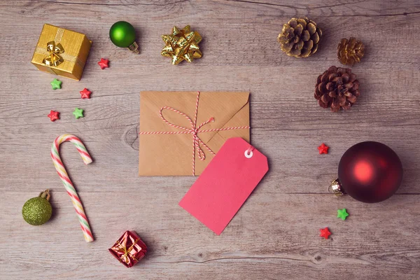 Envelop en cadeau tag met kerstversiering — Stockfoto