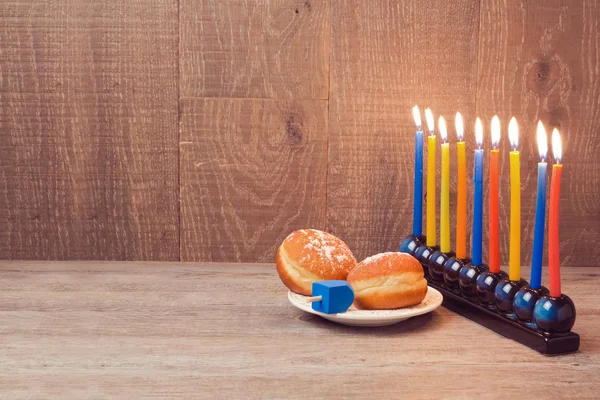 Hanukkah menorah med färgglada ljus — Stockfoto