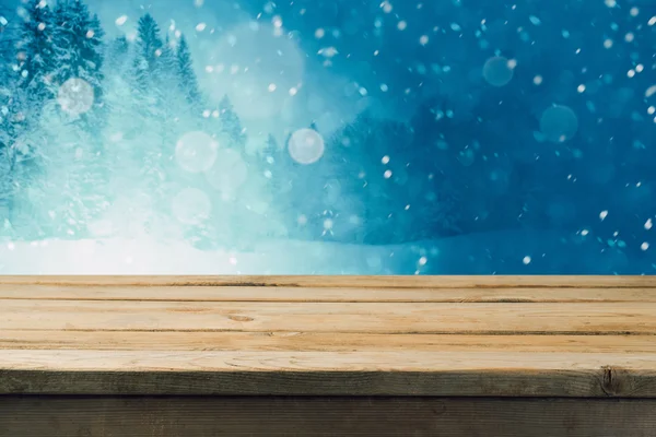 Порожній дерев'яний стіл над зимовим лісом — стокове фото