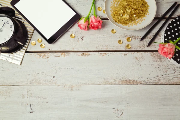 Digital tablet and rose flowers — Stock Photo, Image