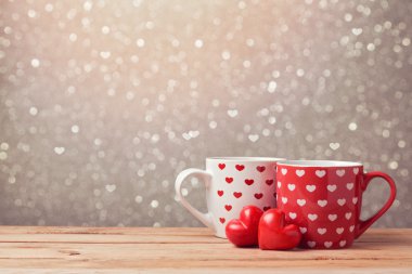 Kalpleri ve kupa ile Sevgililer günü kutlama