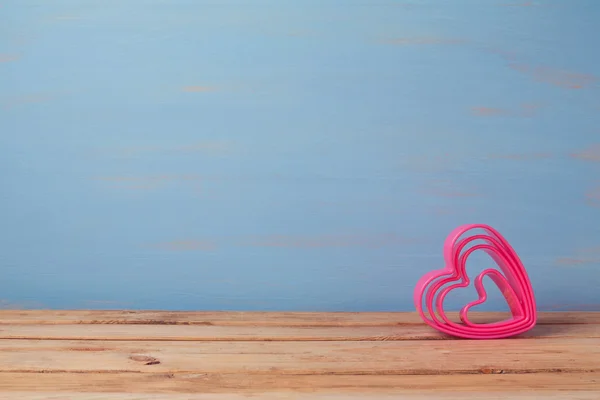 Roze hartjes op houten tafel — Stockfoto