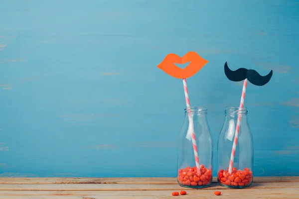 Moustache en papier et lèvres en bouteilles — Photo