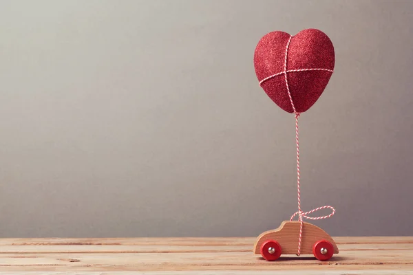 Καρδιά σχήμα μπαλόνι και αυτοκίνητο παιχνίδι — Φωτογραφία Αρχείου