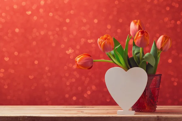 Tulipán flores y signo de forma de corazón — Foto de Stock