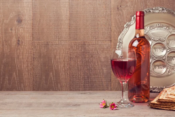 Wijn en seder bord op houten tafel — Stockfoto