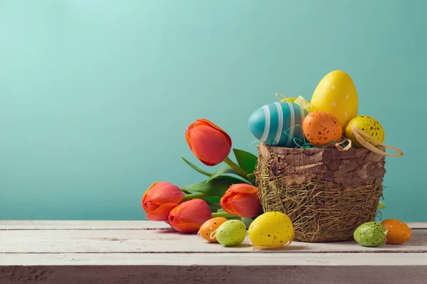 Easter egg decorations with flowers — Stock Photo, Image