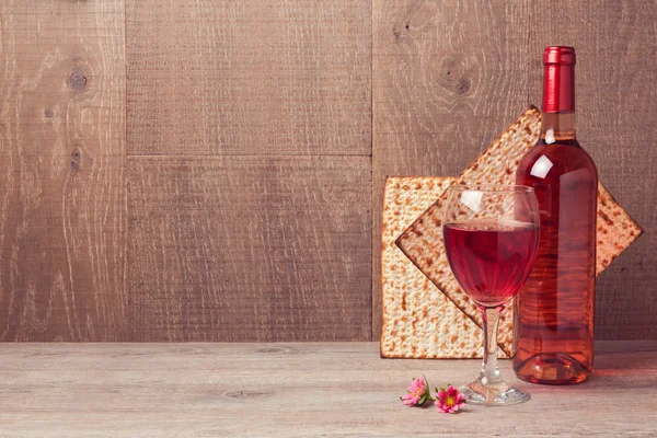 Wine and matzoh on wooden table — Stock Photo, Image