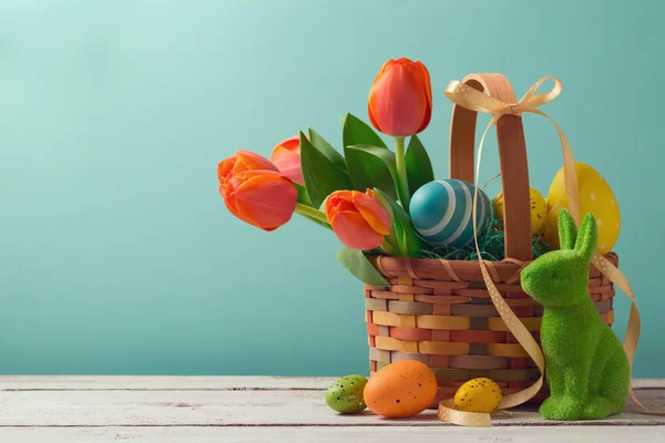 Cesto di Pasqua con uova — Foto Stock