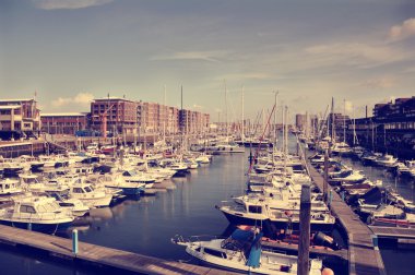 iskeleye demirlemiş teknelerin