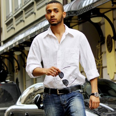 Şık genç Afrika adam 