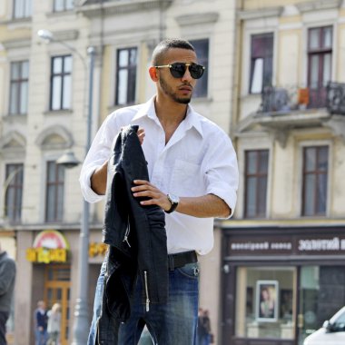  genç Afrikalı erkek güneş gözlüğü