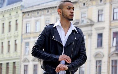  Gözlüklü Afrika adam