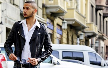  Gözlüklü Afrika adam