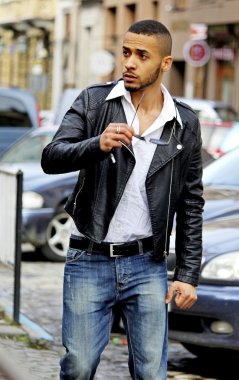  Gözlüklü Afrika adam