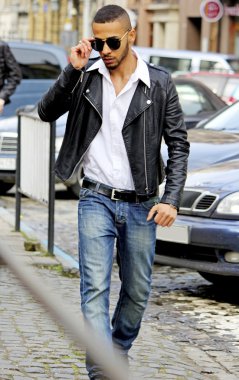  genç Afrikalı erkek güneş gözlüğü