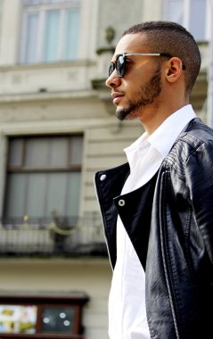  genç Afrikalı erkek güneş gözlüğü