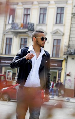  genç Afrikalı erkek güneş gözlüğü