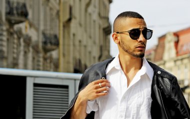  genç Afrikalı erkek güneş gözlüğü