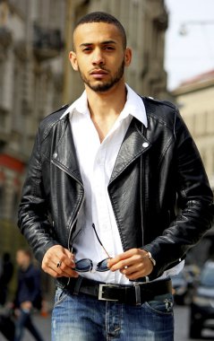  Gözlüklü Afrika adam